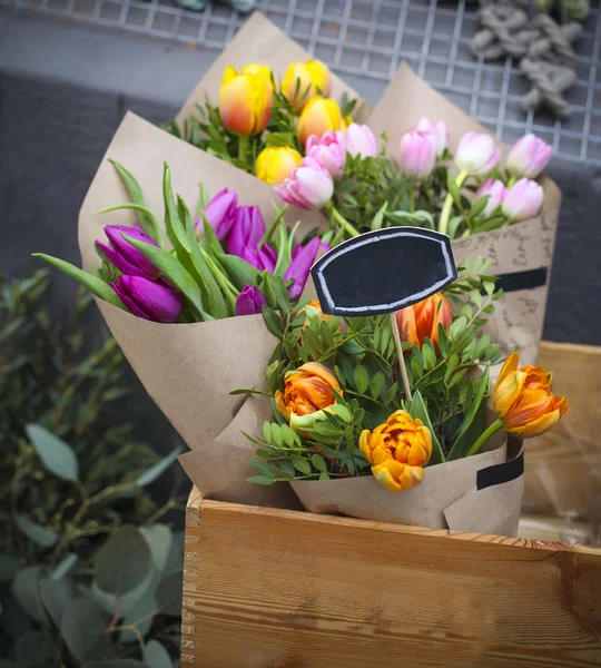 Żółty, pomarańczowy, różowy tulipany zbliżenie na sprzedaż na rynku kwiat — Zdjęcie stockowe