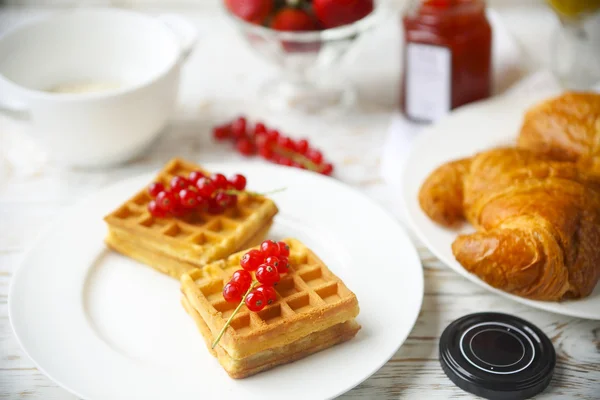 Gofres con mermelada de grosella roja y bayas, croissants, zumo de naranja — Foto de Stock