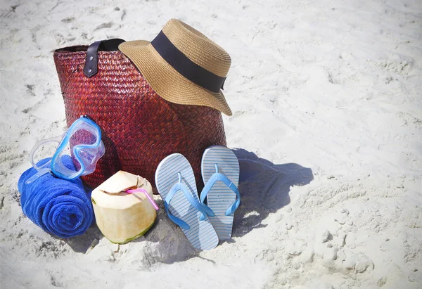 Straw hat, wather mask, beach towel, flip flops with beach bag a — Stock Photo, Image