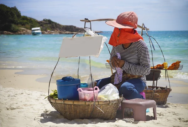 Comida rápida tailandesa en la playa — Foto de Stock