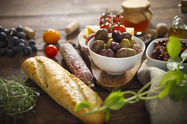 Italienische Lebensmittelzutaten auf hölzernem Hintergrund — Stockfoto