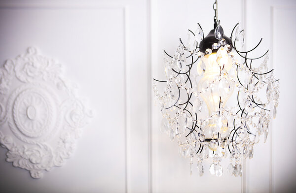 Белые стеклянные люстры на белом фоне классический интерьер
