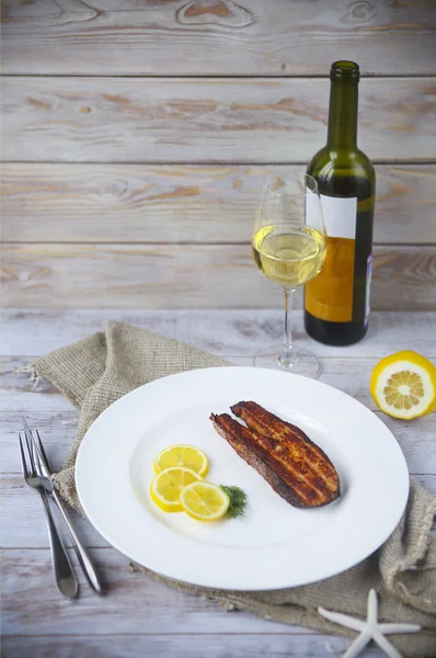 Bife de salmão grelhado com limão — Fotografia de Stock