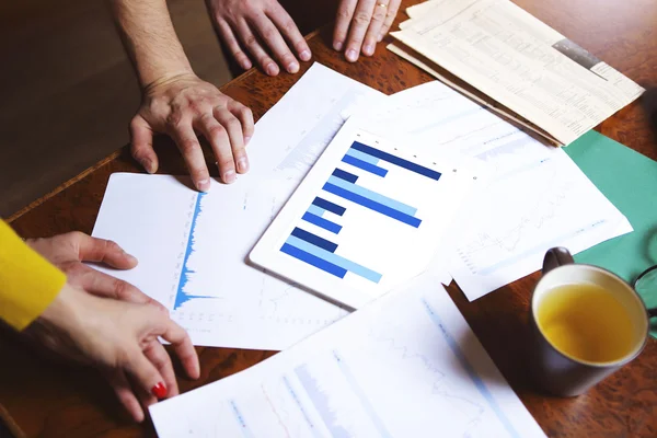 Business team mani al lavoro con rapporti finanziari e un tablet — Foto Stock