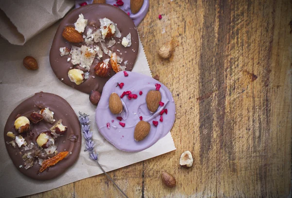 Biscoitos de chocolate com nozes e lavanda — Fotografia de Stock