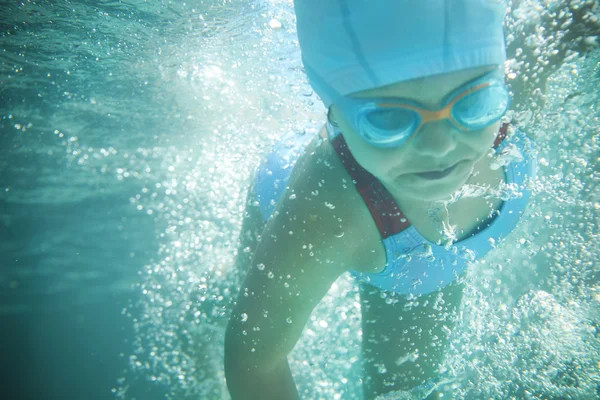 Niña nada en la piscina bajo el agua — Foto de Stock