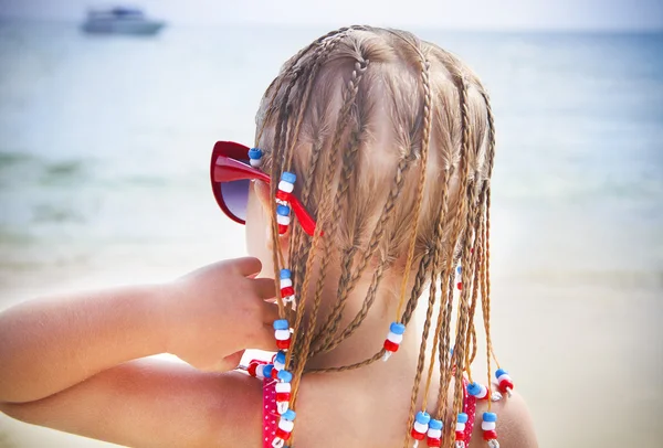 熱帯のビーチにドレッドヘアの女の子かわいい — ストック写真