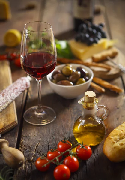 Ingredientes de comida italiana sobre fondo de madera — Foto de Stock
