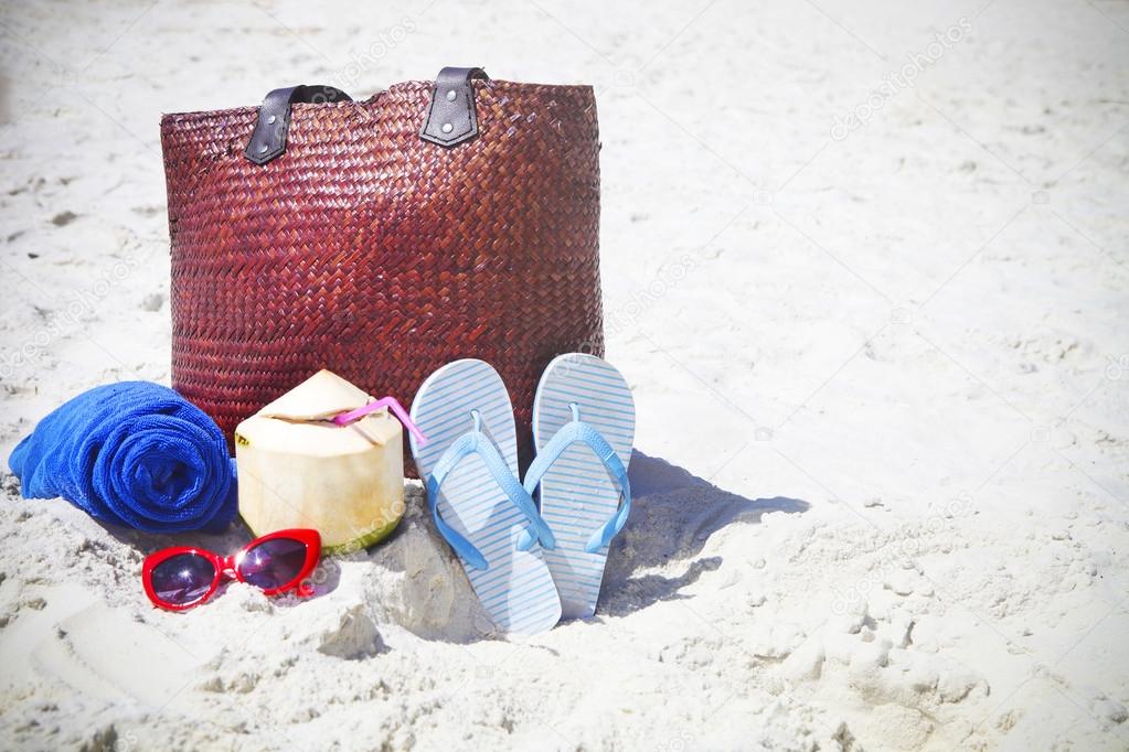 Flip Flops Lunettes Serviette De Plage Avec Plage Sac Et