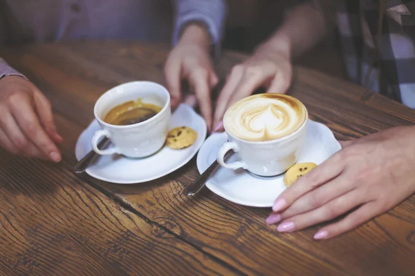 Ženské ruce držící šálky kávy — Stock fotografie