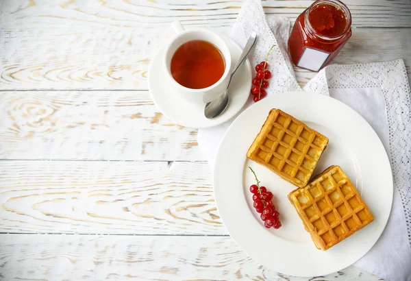 Waffeln mit roter Johannisbeermarmelade und Beeren auf einem weißen Teller auf der — Stockfoto