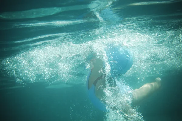 Little girl swims in the pool underwater — Stock Photo, Image