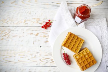 Frenk üzümü reçeli ve çilek beyaz bir plaka üzerinde gözleme