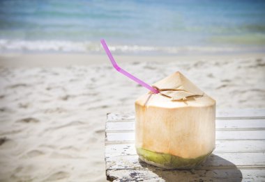 Taze hindistan cevizi kokteyl tropikal plaj