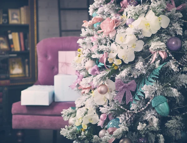 Intérieur de la chambre décorée pour Noël — Photo