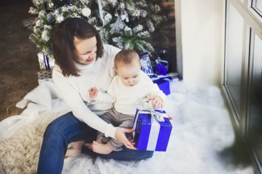 Noel ağacının yanında siting onun bebek çocuk ile anne