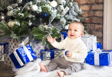 Komik bir yaşında bebek bebek çocuk parlak Festival arka plan üzerinde