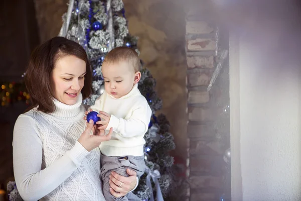 Anne ile bebek oğlu Noel ağacı yakınındaki — Stok fotoğraf