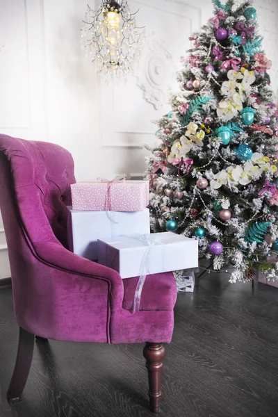 Intérieur de la chambre décorée pour Noël — Photo