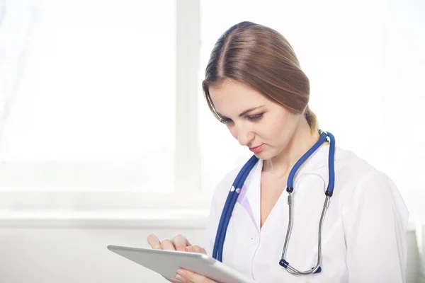 Medico donna che lavora con tablet — Foto Stock