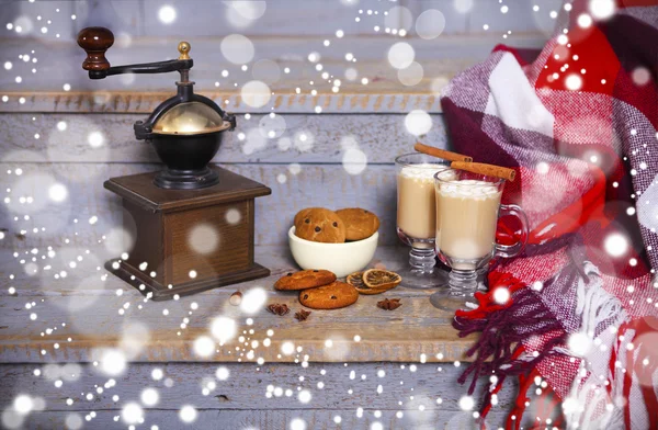 Café caliente con leche y malvaviscos y galletas — Foto de Stock