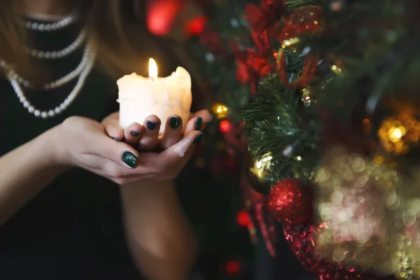 Atrakcyjna brunetka, młoda kobieta trzyma świecę — Zdjęcie stockowe