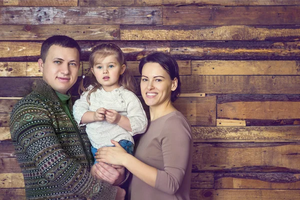 Retrato de família feliz com a pequena filha — Fotografia de Stock