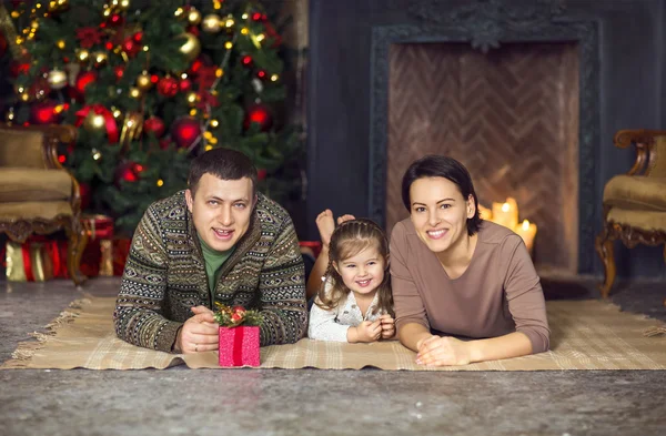 Retrato de família de Natal em casa férias sala de estar — Fotografia de Stock