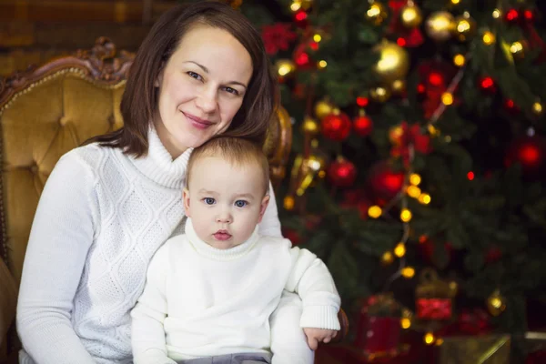 Mère avec son petit garçon assis près du sapin de Noël — Photo