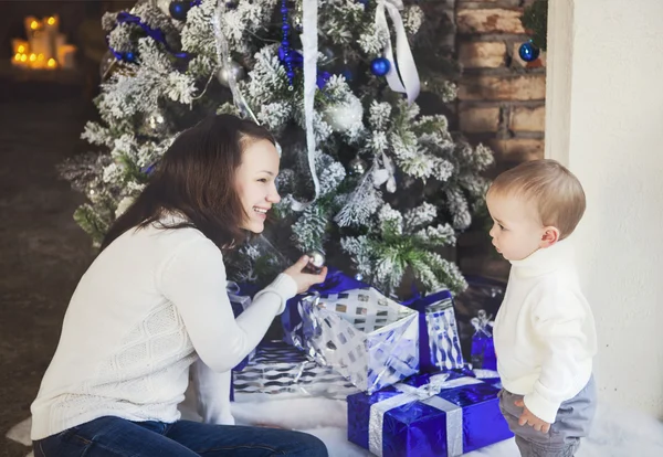 Mère avec son petit garçon assis près du sapin de Noël — Photo