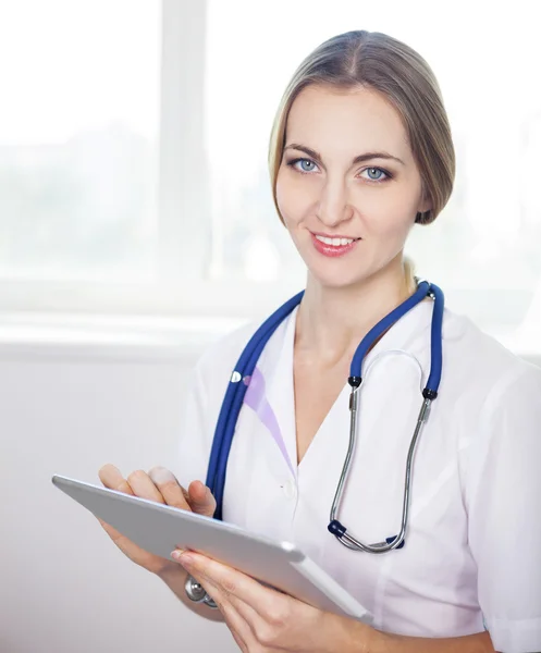 Medico femminile con tablet — Foto Stock