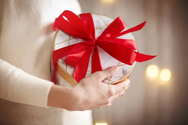 Unrecognizable Lady White Sweater Demonstrating Present Box Tied Bright Red — Stock Photo, Image