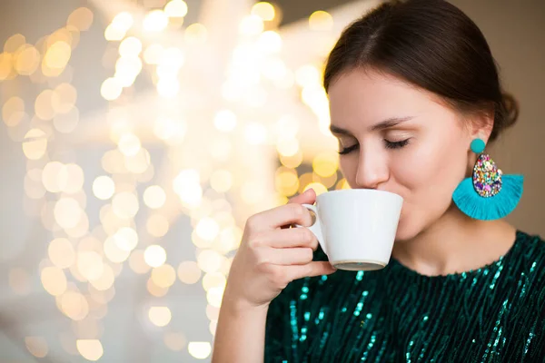 Stylová Dáma Čichání Aromatický Horký Nápoj Při Odpočinku Jasně Osvětlené — Stock fotografie