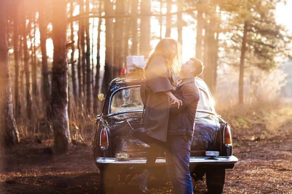 Sidovy Vuxen Pojkvän Och Glad Kvinna Varma Kläder Omfamna Och — Stockfoto