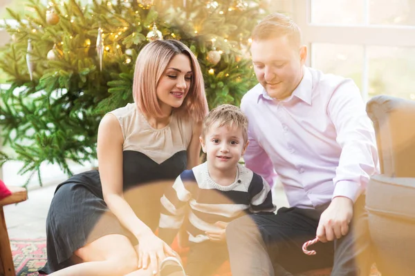 Padres Alegres Hijo Con Sabrosos Bastones Caramelo Sentado Sillón Suave — Foto de Stock