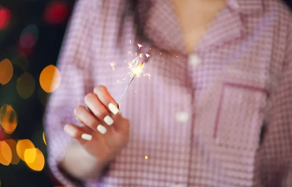 Foco Suave Alegre Jovem Fêmea Com Sparkler Iluminado Copo Champanhe — Fotografia de Stock