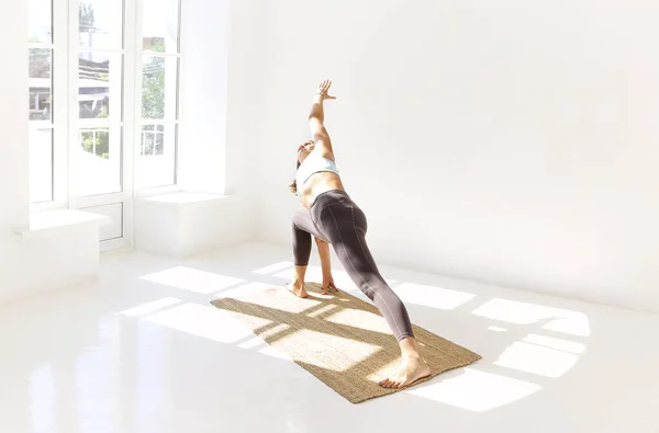 Zijaanzicht Van Kalme Vrouw Sportkleding Beoefenen Van Yoga Firefly Poseren — Stockfoto