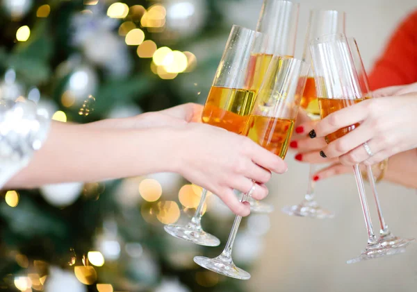 Amici Donne Che Accarezzano Bicchieri Vino Mentre Divertono Durante Festa — Foto Stock