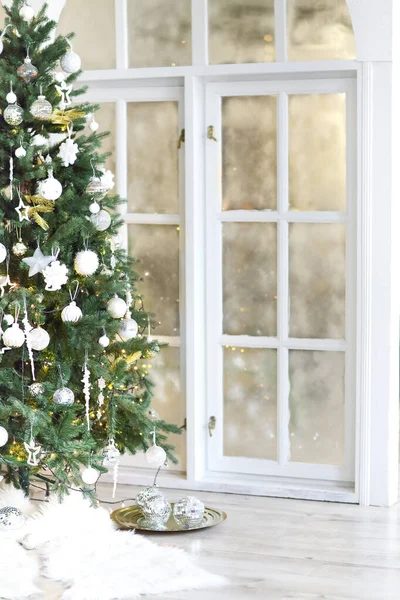Зелене Хвойне Дерево Прикрашене Золотими Бюстами Розташоване Біля Вікна Різдво — стокове фото