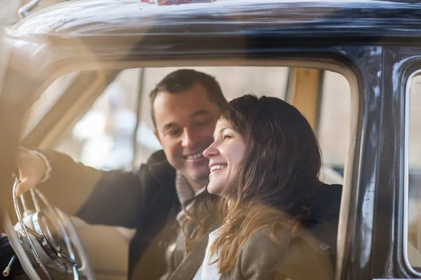 Hombre Mujer Cariñosos Abrazándose Coche Retro Con Regalos Navidad Techo — Foto de Stock