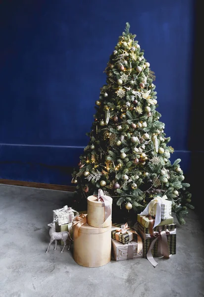Árbol Coníferas Verde Decorado Con Bolas Oro Día Navidad Casa —  Fotos de Stock