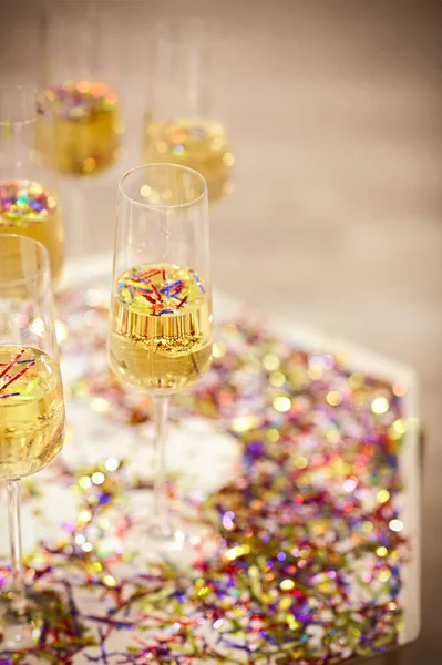 Hoge Hoek Van Glazen Gele Bruisende Alcohol Drinken Tafel Tussen — Stockfoto