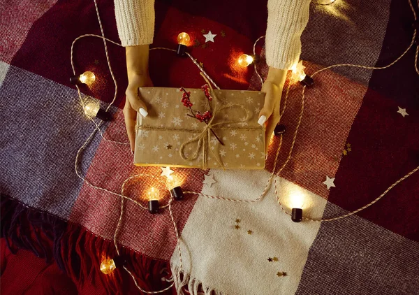 Mulher Colheita Roupa Casual Embalagem Caixa Presente Natal Com Cordão — Fotografia de Stock