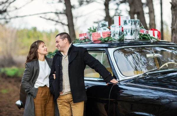 Homem Amoroso Mulher Pelo Carro Retro Com Presentes Natal Telhado — Fotografia de Stock