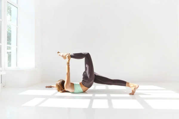 Spor Giyim Bölümünde Kollarını Mindere Koyup Başını Çevirerek Yoga Yapan — Stok fotoğraf