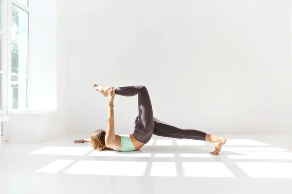 Side View Calm Female Sportswear Practicing Yoga While Balancing Arms — Stock Photo, Image