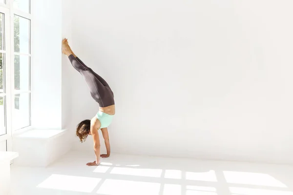 Sidovy Lugn Kvinna Sportkläder Utövar Yoga Samtidigt Balansera Armarna Mattan — Stockfoto