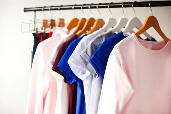 Rack Met Verschillende Vrouwelijke Shirts Geplaatst Minimalistische Stijl Kamer Met — Stockfoto