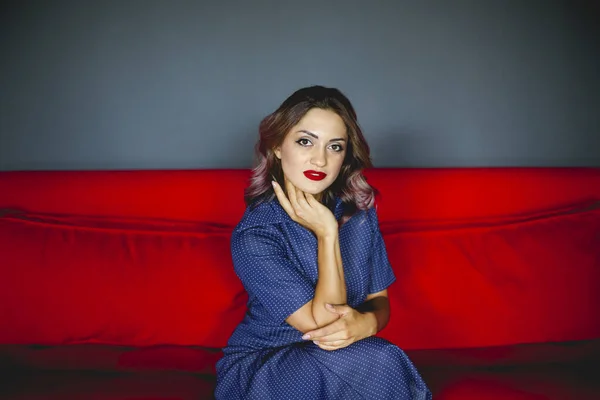 Elegante Hembra Con Labios Rojos Con Vestido Retro Sentado Sofá — Foto de Stock