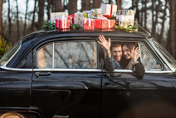 Loving Man Woman Retro Car Window Christmas Gifts Roof Park — Stock Photo, Image